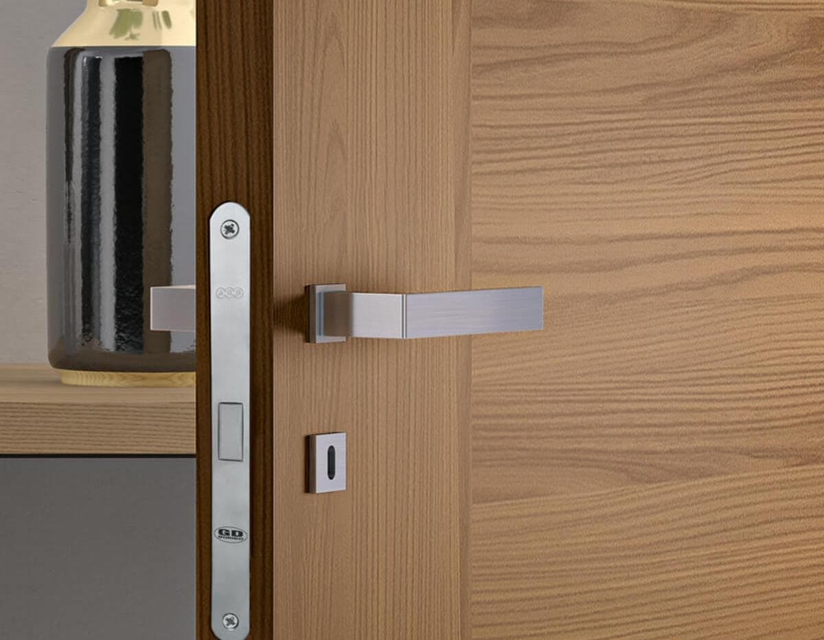 dettaglio porta in legno laminato