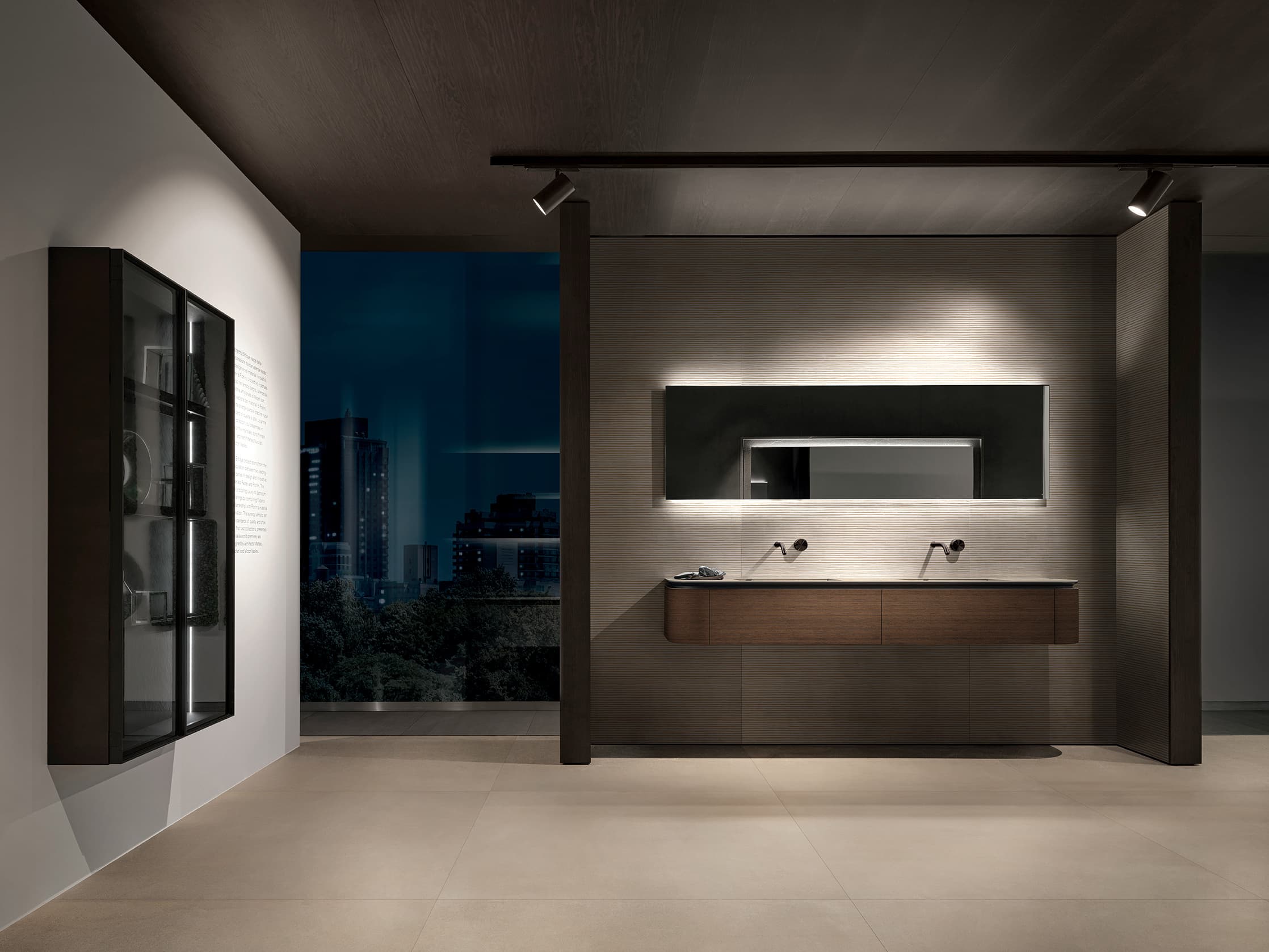 Showroom bagno con doppio lavabo in legno scuro.